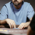 อะไรแข็งแกร่งกว่ากันในเท็กซัส โฮลด์เอ็ม: ฟลัชหรือสเตรท?