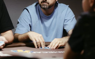 อะไรแข็งแกร่งกว่ากันในเท็กซัส โฮลด์เอ็ม: ฟลัชหรือสเตรท?